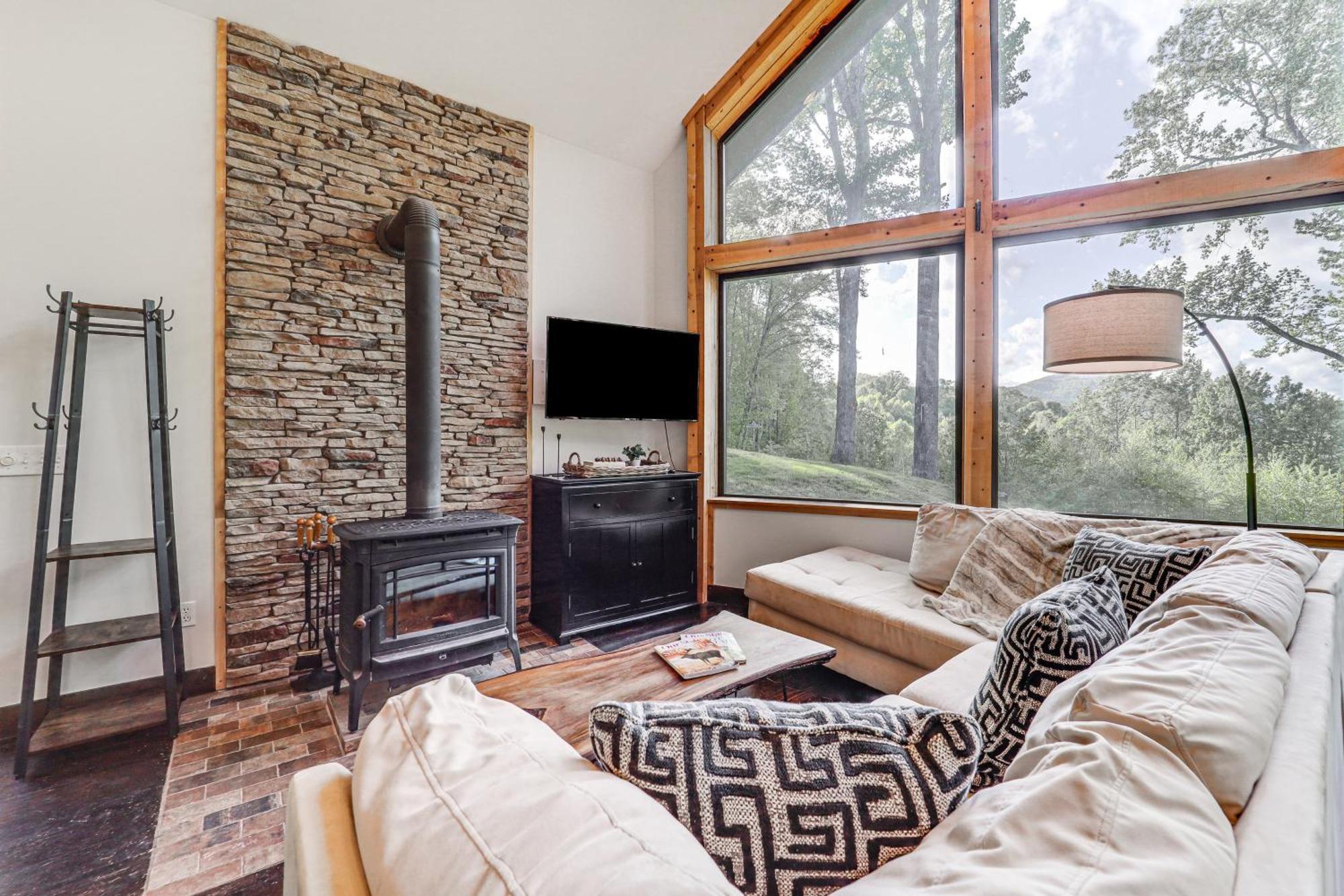 Luxe Appalachian Mountain Cabin With Hot Tub, Views Warrensville Екстериор снимка